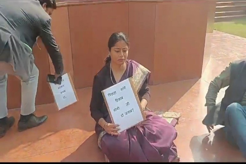 विधायक पल्लवी पटेल चरण सिंह की प्रतिमा के समक्ष धरने पर बैठी