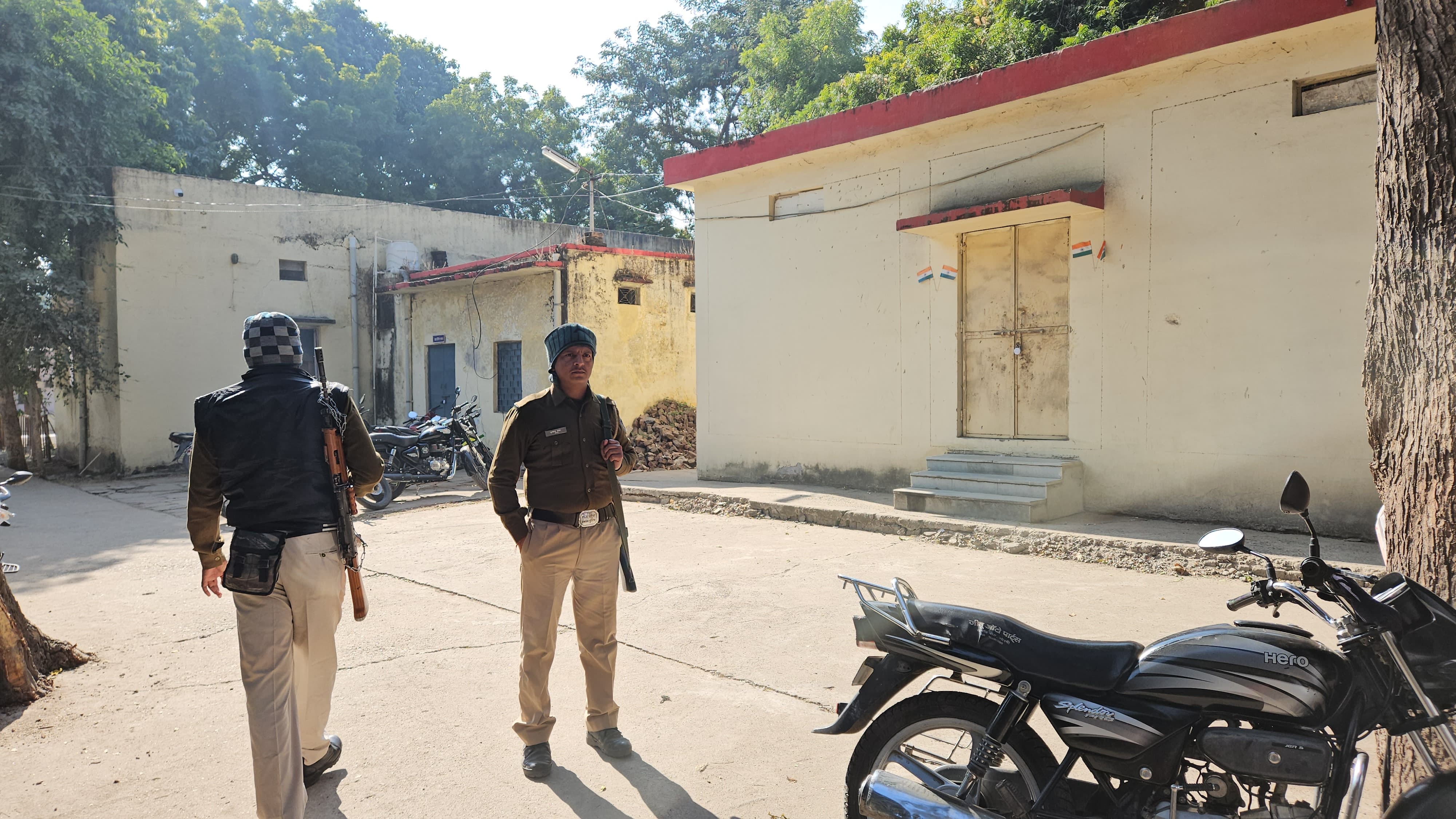 असुरक्षित पुलिस: स्वयं हो रही चोरी और लूट का शिकार, कैसे करें जनता की सुरक्षा की
उम्मीद!