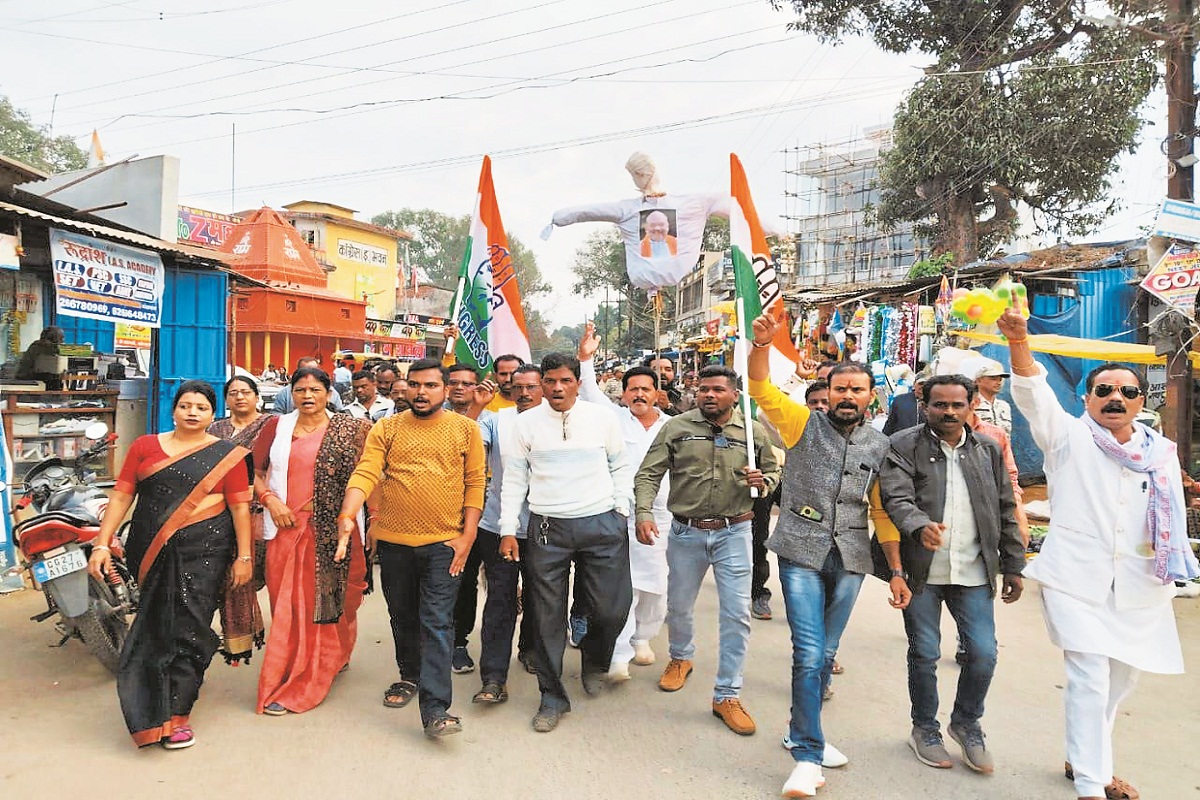 CG News: कांग्रेसियों ने केंद्रीय गृहमंत्री के बयान का किया विरोध, जमकर लगाए
नारे