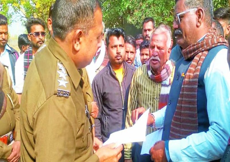 कस्बे में एक युवक को किसाी ने सोशल मीडिया पर मैसेज कर के बुलाया और चाकू का वार कर घायल कर दिया।