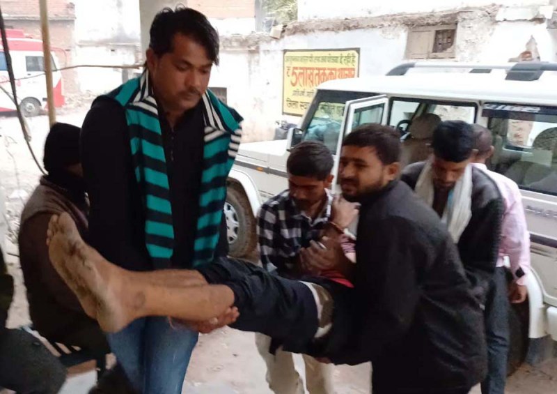 घायल को अस्पताल ले जाते