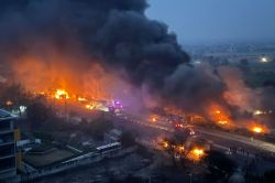 Jaipur Tanker Blast: 10 तस्वीरें… जो बयां कर रही जयपुर टैंकर ब्लास्ट हादसे का
मंजर, रूह कांप जाएंगी - image