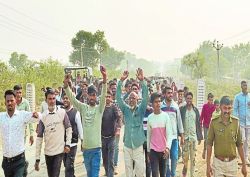 सख्त कार्रवाई करें, नहीं तो कस्बा बंद, सर्व समाज ने किया प्रदर्शन - image