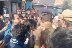 Lakhimpur Crime: महिला सिपाही की प्रताड़ना से परेशान पहले बाप फिर दो बेटों ने
किया आत्महत्या, सुसाइड नोट में लिखी ये बात - image