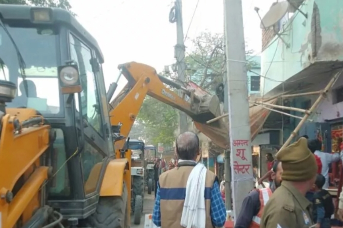 Bulldozer Action: बलिया में लगातार गरज रहा प्रशासन का बुल्डोजर, मची अफरा तफरी