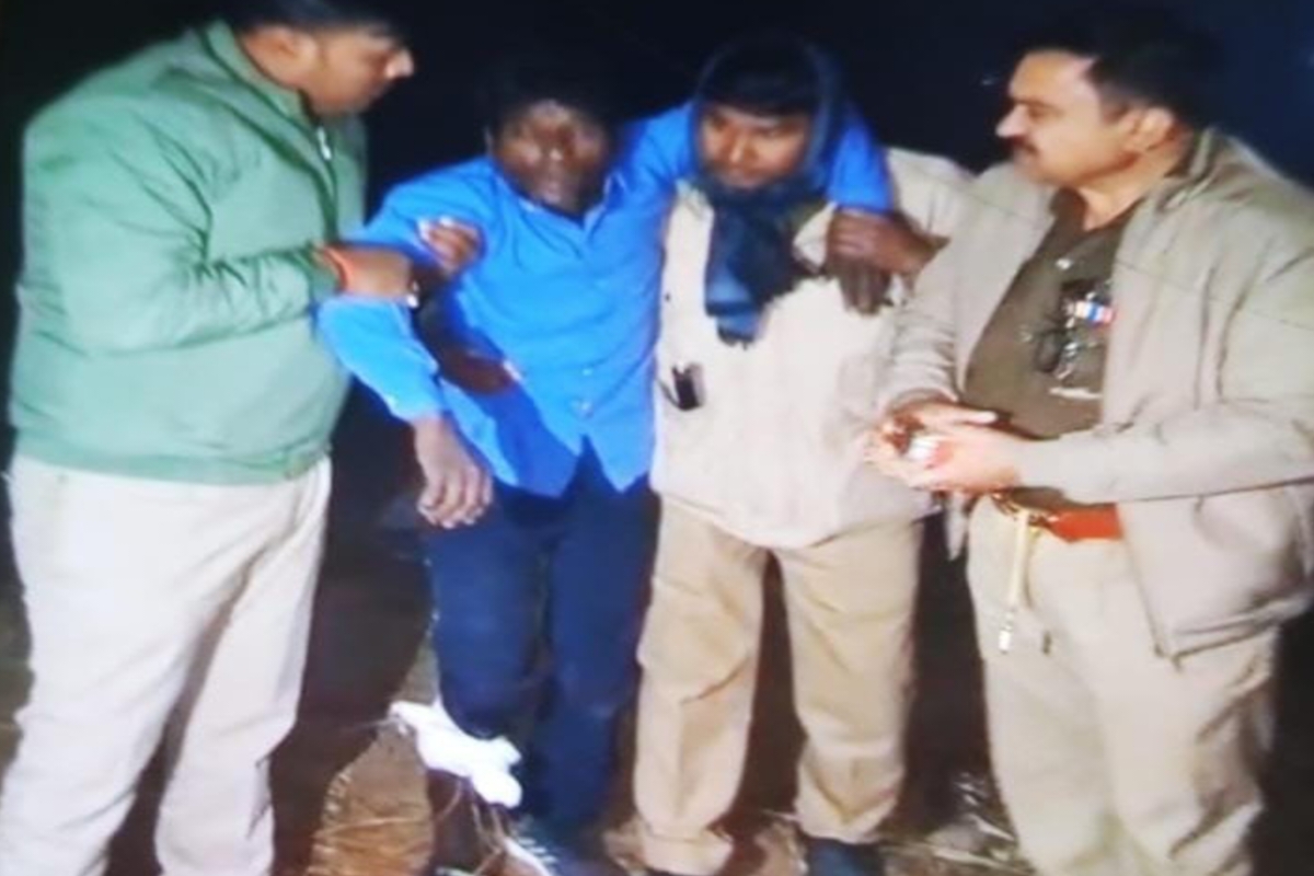 Jaunpur Encounter: पुलिस और बदमाशों के बीच मुठभेड़ में तीन शातिर बदमाश गिरफ्तार,
पैर में लगी गोली