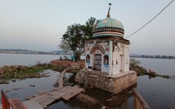 तालाब में टापू बन गया गंगा मंदिर, श्रद्धालुओं को हो रही परेशानियां - image