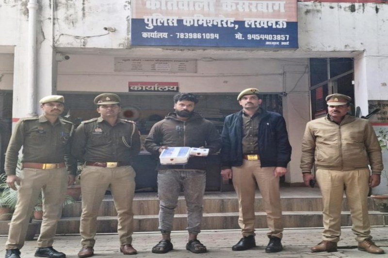 कैसरबाग पुलिस ने 12 घंटे के अंदर किया भांजे को गिरफ्तार, चोरी के गहने और जिंदा कारतूस बरामद