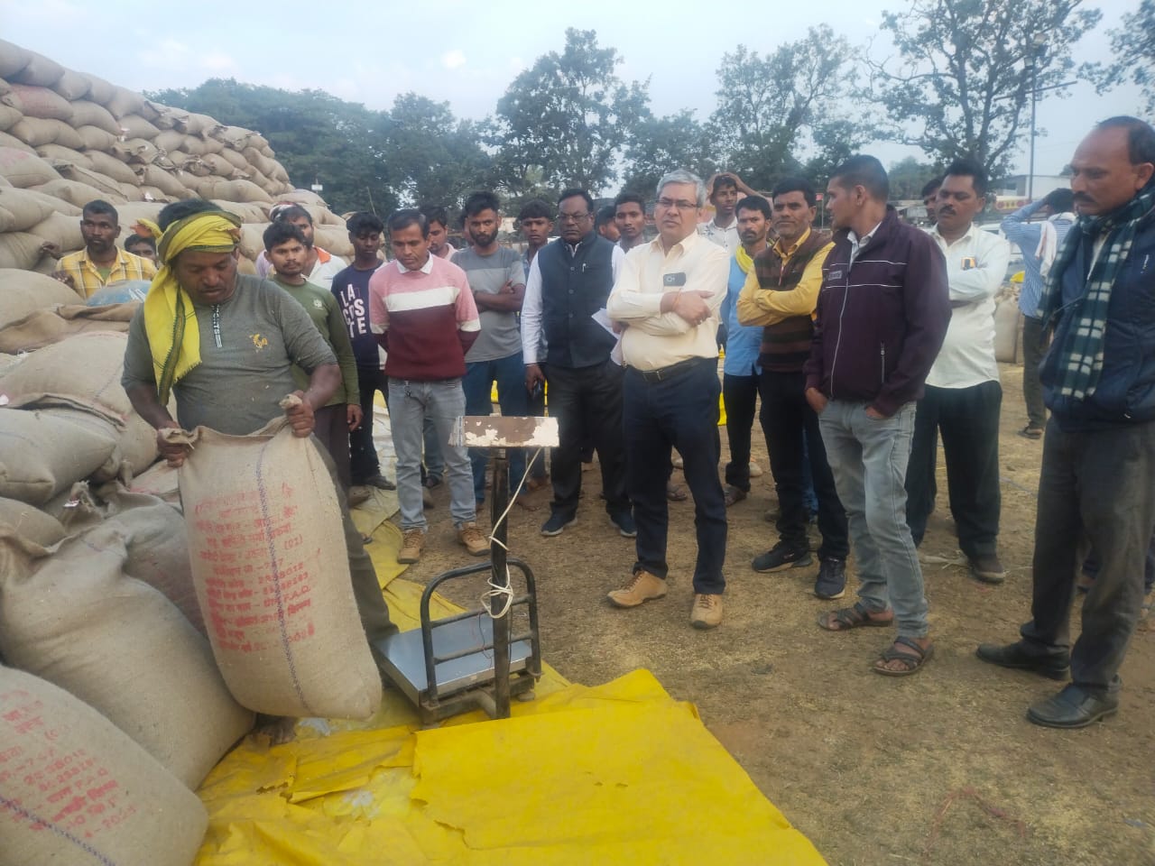 किसानों का बिना लॉट नंबर लिखे भंडारित की जा रही थी धान की बोरियां