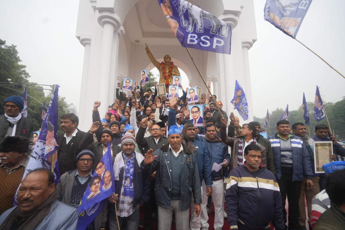 BSP Protests: अंबेडकर पर गृह मंत्री के बयान से नाराज़ बीएसपी का प्रदर्शन,
राष्ट्रपति को सौंपा ज्ञापन