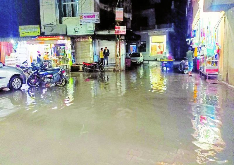 शहर के विक्रम चौक, स्टेशन रोड तथा अस्पताल रोड पर मामूली पानी का भराव हुआ। वही इस दौरान लाइट भी गुल हो गई।