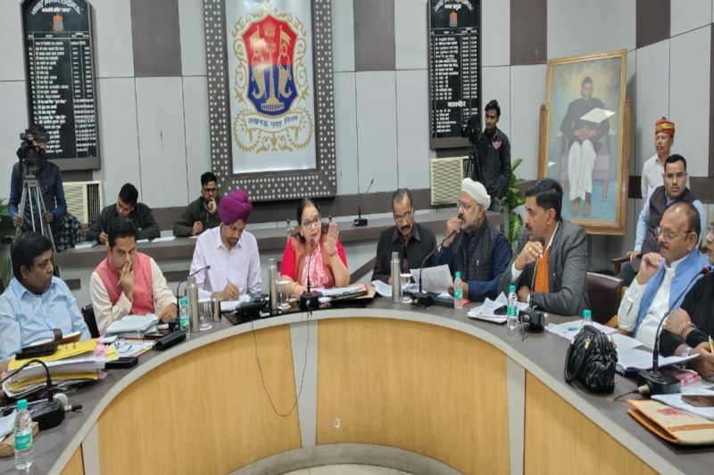 महापौर ने जोनल अधिकारियों को दिए कड़े निर्देश, लापरवाही पर होगी कार्रवाई
