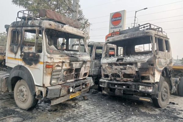 ये हादसे के बाद की तबाही की तस्वीरें हैं। 10 से अधिक ट्रक आग की चपेट में आकर पूरी तरह से जल गई।