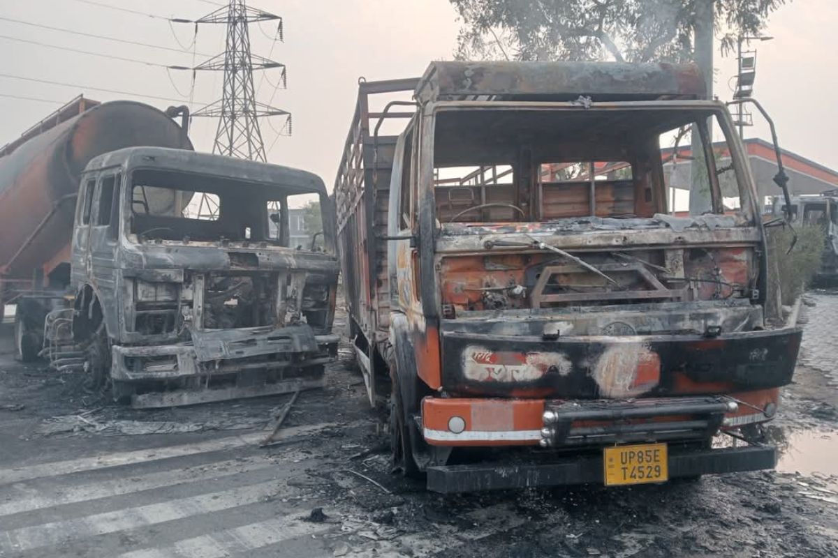 Jaipur Tanker Blast: 10 तस्वीरें… जो बयां कर रही जयपुर टैंकर ब्लास्ट हादसे का
मंजर, रूह कांप जाएंगी