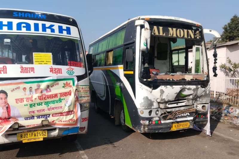 लाभार्थियों की बस आगे चल रही बस टकराई, चार जख्मी