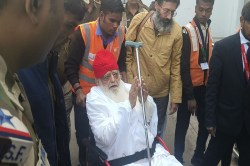 Asaram: आसाराम को इलाज के लिए फिर पुणे ले गए, एयरपोर्ट तक पहुंचे समर्थक - image