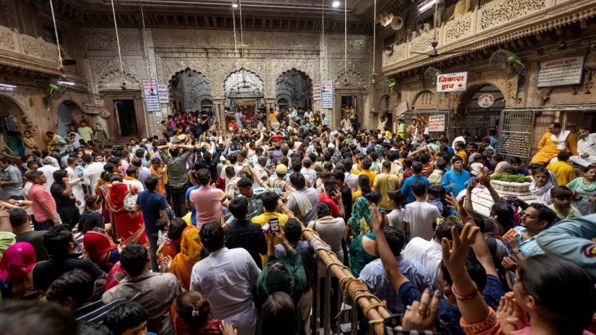 बांके बिहारी मंदिर में हादसा, धक्का मुक्की में श्रद्धालु का पैर टूटा