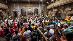 बांके बिहारी मंदिर में हादसा, धक्का मुक्की में श्रद्धालु का पैर टूटा - image