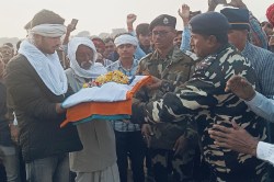 शहीद पति की पार्थिव देह देखकर पत्नी की बिगड़ी तबियत, बिलख पड़ा बेटा, इकलौती बहन
के नहीं रुके आंसू - image