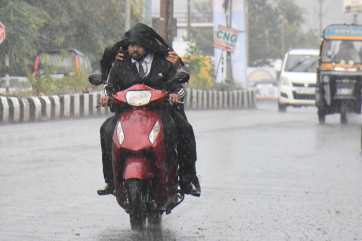 भोपाल में हुई झमाझम बारिशसुबह से छाए बादल दोपहर में गरज चमक के साथ गिरे । सड़के
हुईं लबालब । दृश्य भदभदा रोड़ का । फोटो सुभाष ठाकुर