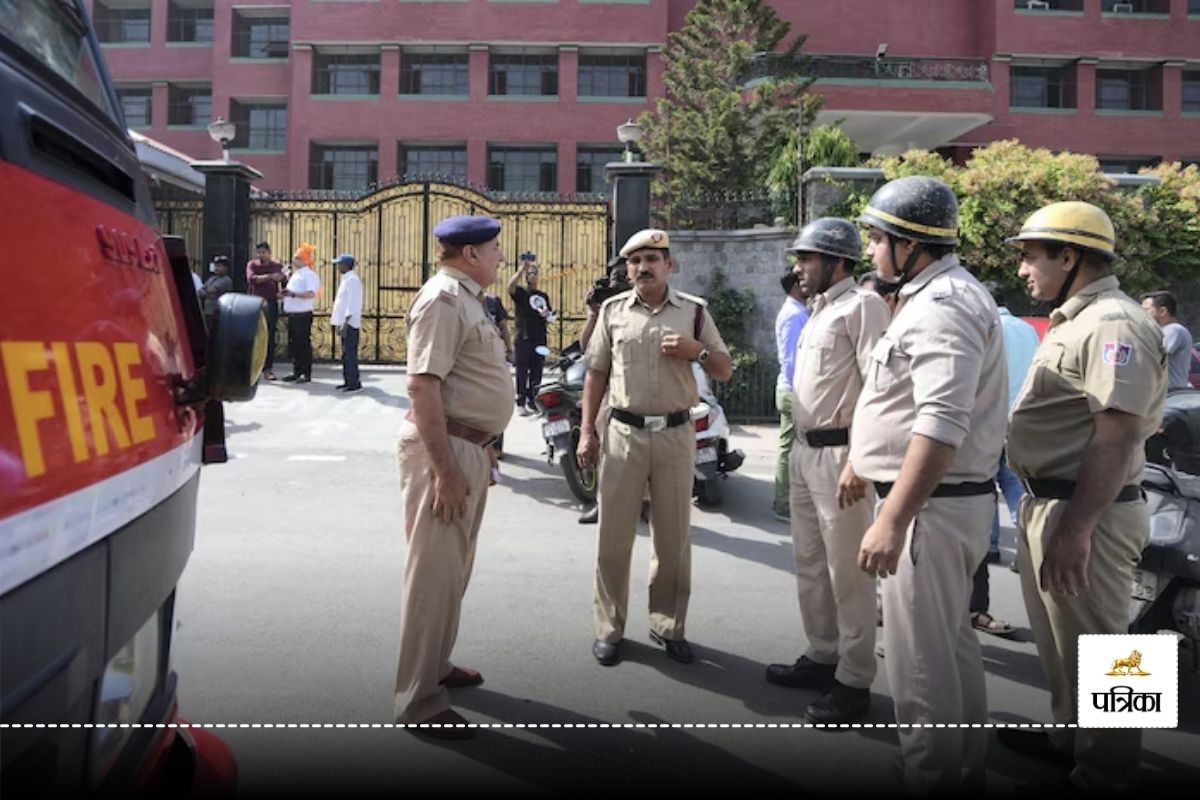 Bomb Threat: दिल्ली में चार बार मिली बम से उड़ाने की धमकी, जानें लिस्ट में कौन
से स्कूल शामिल