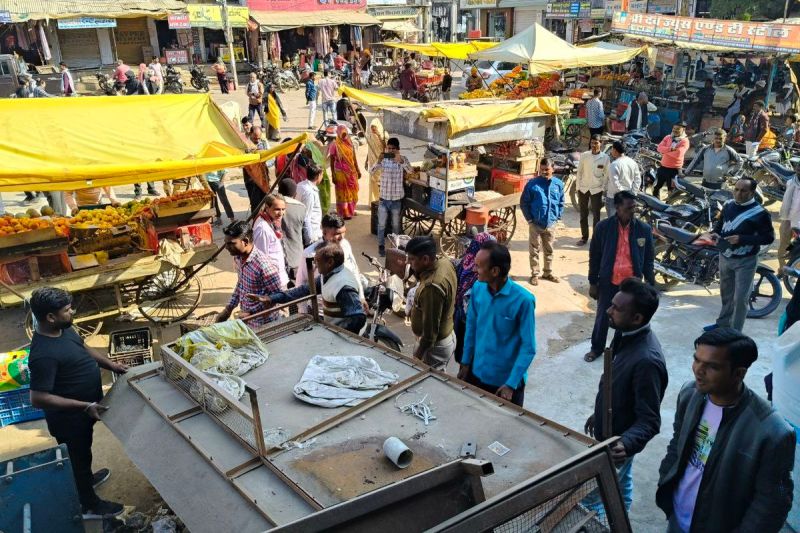 बस स्टैंड से हटाया अतिक्रमण, बसों को खड़ा होने के लिए मिली ठोर