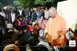 CM Yogi: रैन बसेरा पहुंचे सीएम योगी और रवि किशन, बांटे राहत सामग्री   - image