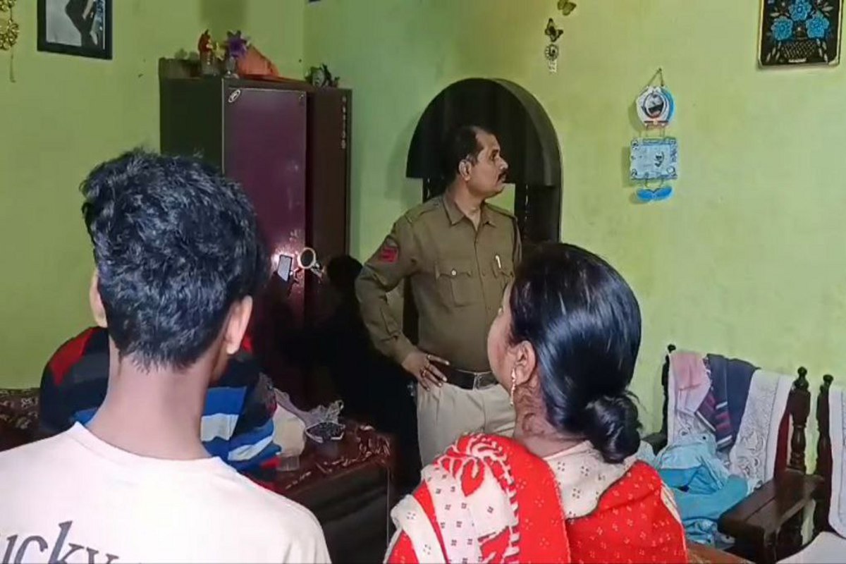 Theft in house: पत्नी का इलाज कराने गया था झारखंड, इधर चोरों ने घर से 7 लाख की ज्वेलरी की पार, पड़ोसियों के बंद कर दिए थे दरवाजे