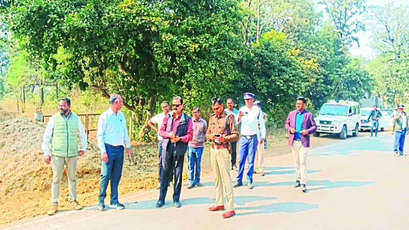 डौंडी थाना के ग्राम चोरहापड़ाव के पास भीषण सड़क दुर्घटना के बाद मंगलवार को एक्सपर्ट व पुलिस विभाग की टीम ने घटनास्थल का निरीक्षण किया।