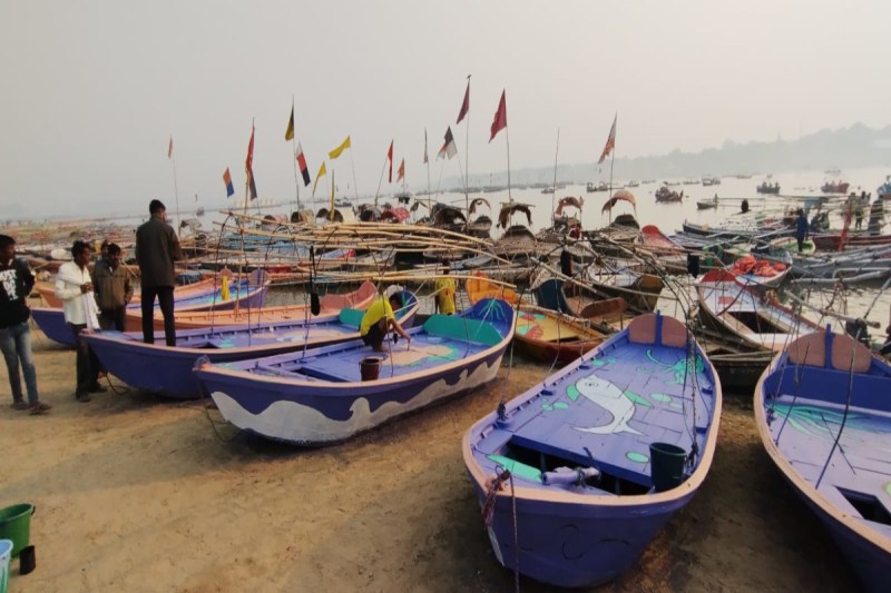 प्रयागराज: संगम पर रंग-बिरंगी नावों का सौंदर्यीकरण