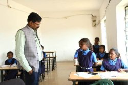 Collector in school: 5वीं की छात्रा ने सुनाया 13 का पहाड़ा तो कलेक्टर ने बच्चों
से पूछ लिया ये सवाल, मिला ये जवाब - image