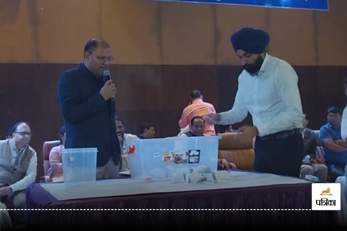 CG Election: नगर निगम में वार्डों के लिए निकाली जा रही आरक्षण की लॉटरी, देखें VIDEO