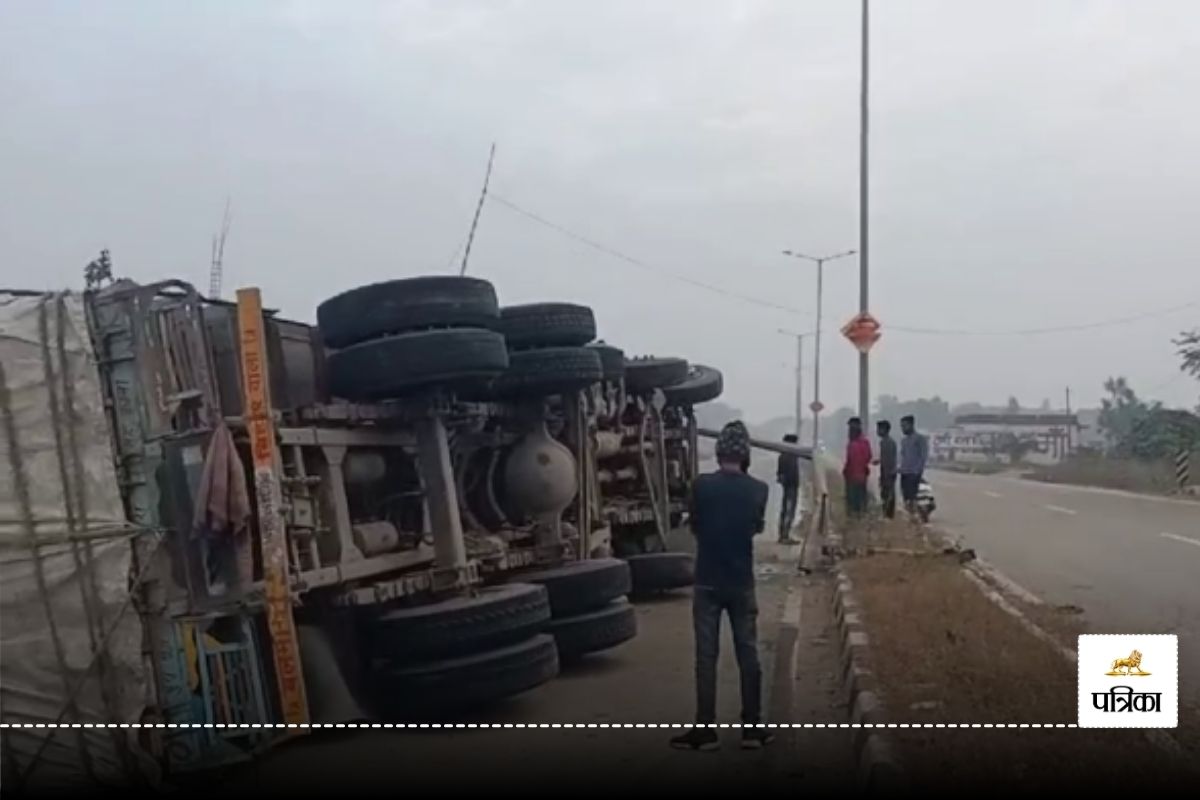 Ambikapur News: NH-130 पर अनियंत्रित होकर सड़क किनारे पलटा ट्रक, देखें VIDEO