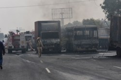 Jaipur Gas Tanker Blast: आग की भयावता ऐसी… गाड़ियां-फैक्ट्री-दुकानें हुई खाक, 7
लोग जिंदा जले; वीडियो में देखें आग का तांडव - image