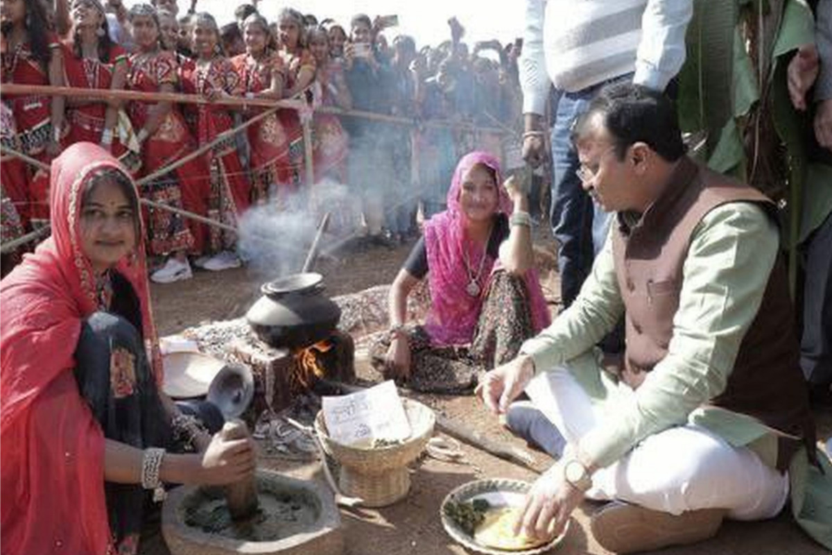 राजस्थान के उपमुख्यमंत्री का दिखा देसी अंदाज, चलते कार्यक्रम में जमीन पर बैठकर
चखा मक्के की रोटी का स्वाद, देखें VIDEO