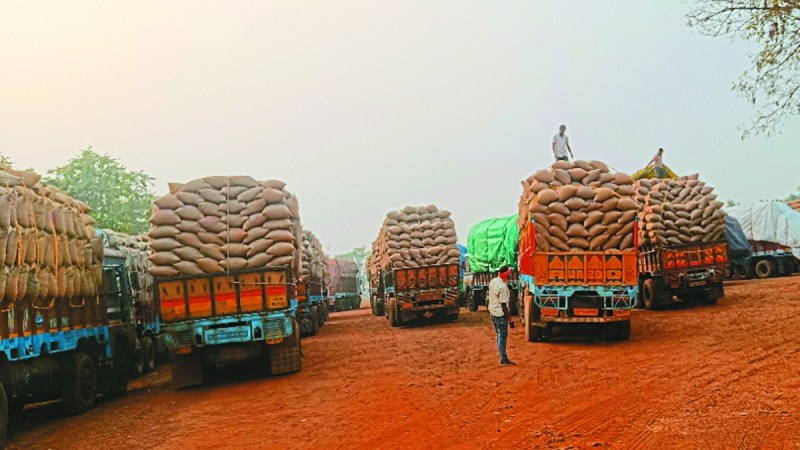 बालोद जिला प्रशासन व डीएमओ का दावा था कि संग्रहण केंद्रों में धान रखने तैयारी पूरी है। हकीकत यह है कि आज भी जिले के संग्रहण केंद्रों में तैयारी आधी अधूरी है।