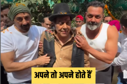 Dharmendra Birthday: 89 के हुए लीजेंड धर्मेंद्र, बेटे बॉबी और सनी देओल के साथ
काटा केक - image