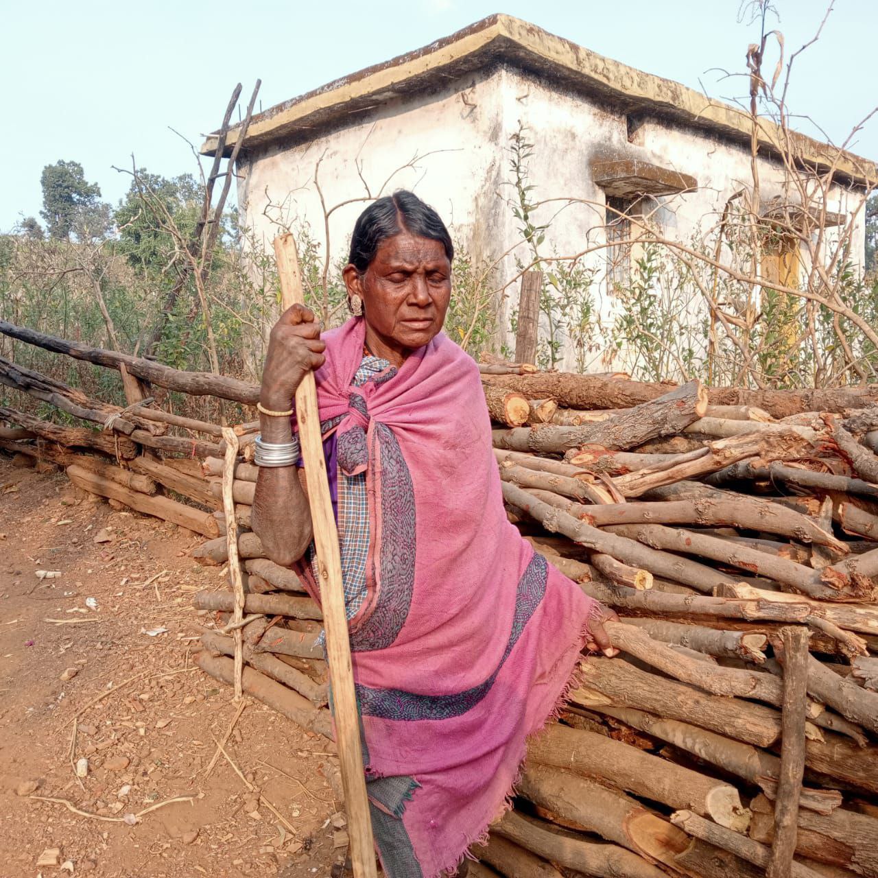 पंचायत की लापरवाही से योजनाओं का लाभ पाने के लिए भटक रहे ग्रामीण