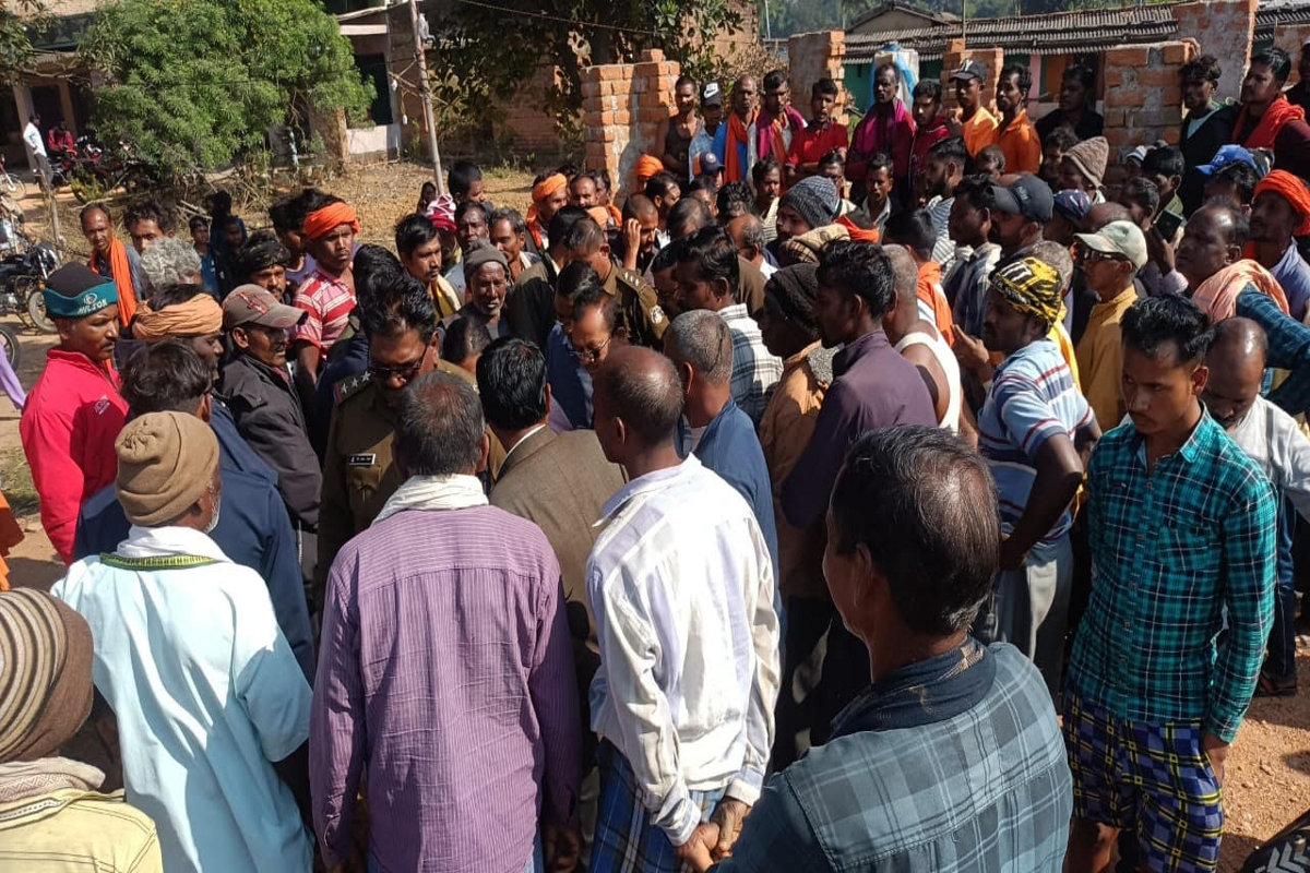 Elephant killed villager: दंतैल हाथी ने ग्रामीण को कुचलकर मार डाला, शव के किए कई टुकड़े, गुस्साए लोगों ने रेंजर से बोरे में उठवाया