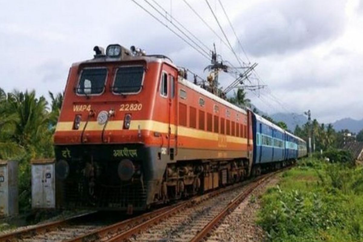 Train cancelled: रेल लाइन पर लैंडस्लाइड का डर, 14 जुलाई तक इस रूट की कई ट्रेनें
रद्द, फटाफट देखें