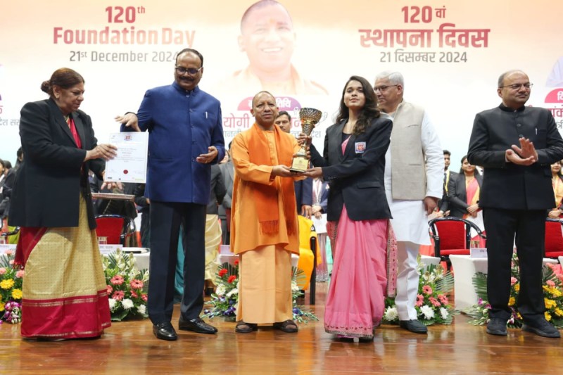 सीएम ने कहा- संकट में पहचान होती है, हमें बिखरना नहीं, निखरना है