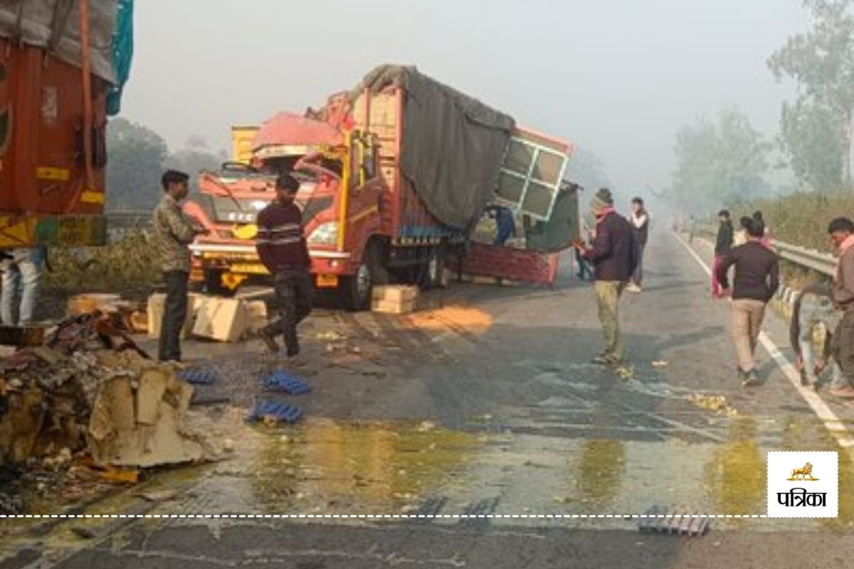 हरदोई में ट्रकों में भयानक भिड़ंत, घायलों की मदद के बजाय अंडे लूटने लगे लोग