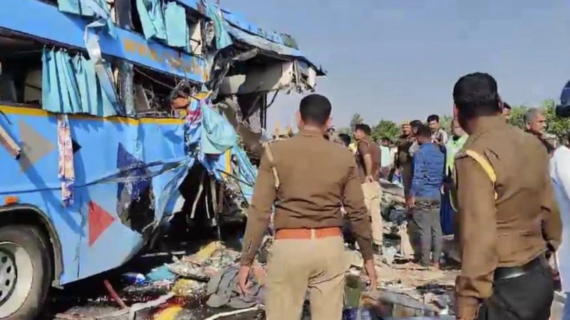 पलटी हुई बस को क्रेन से उठाया गया