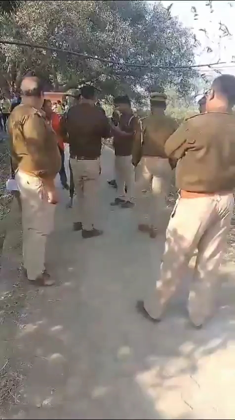 मौके पर खड़ी पुलिस