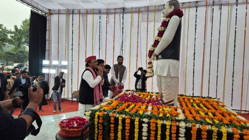 मुलायम सिंह यादव को श्रद्धांजलि देते अखिलेश यादव व अन्य