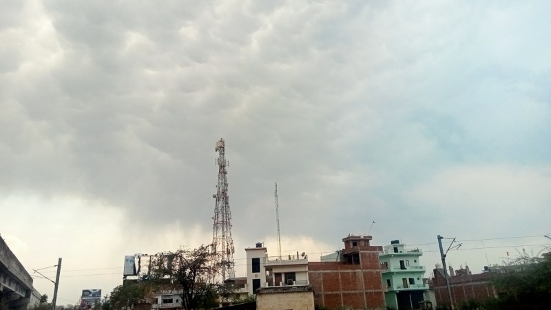 आसमान में बादल और घना कोहरा