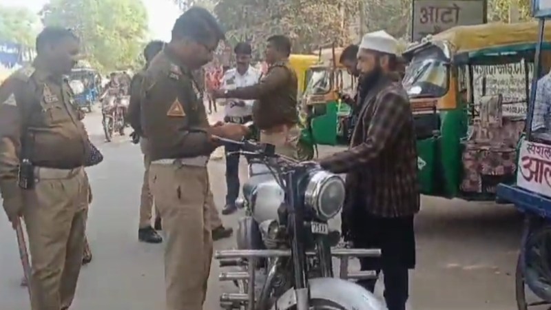 बुलेट का निरीक्षण करती यातायात पुलिस