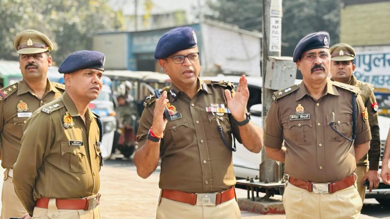 जरीब चौकी रेलवे क्रॉसिंग का स्थलीय निरीक्षण करते पुलिस कमिश्नर, पुलिस उपायुक्त यातायात और सेंट्रल
