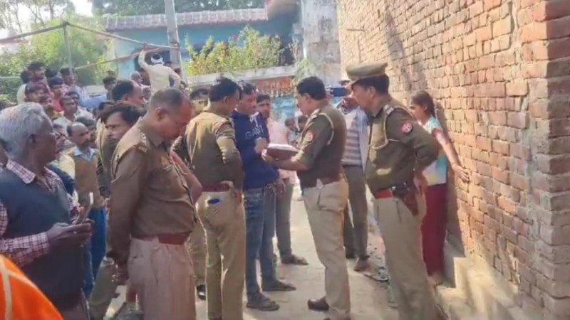 घटनास्थल पर पूछताछ करती पुलिस