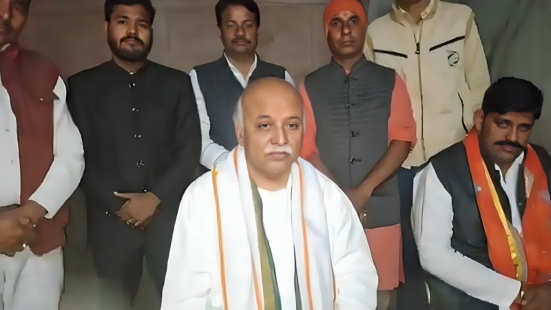 पत्रकारों से बातचीत करते अंतर्राष्ट्रीय हिंदू परिषद के संस्थापक प्रवीण तोगड़िया